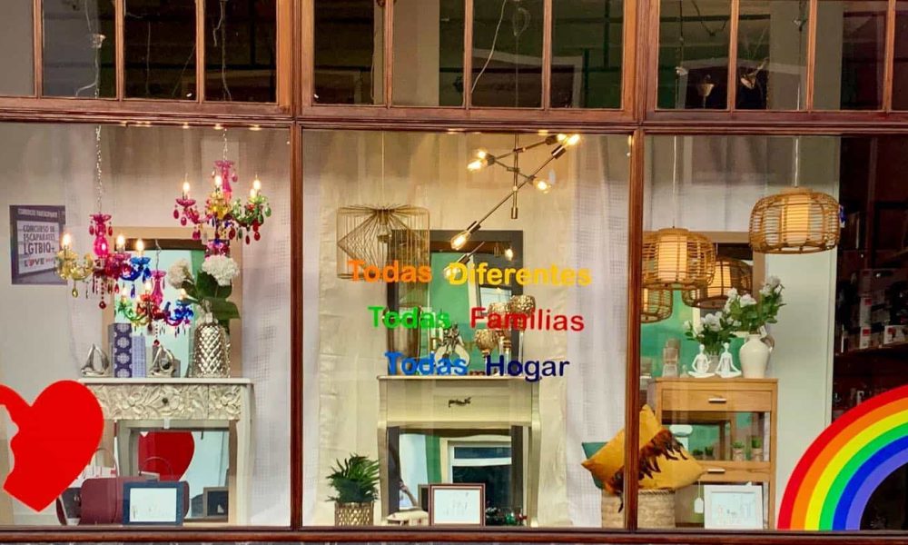 AYUMAR PRESENTA SU ESCAPARATE LGTBIQ+